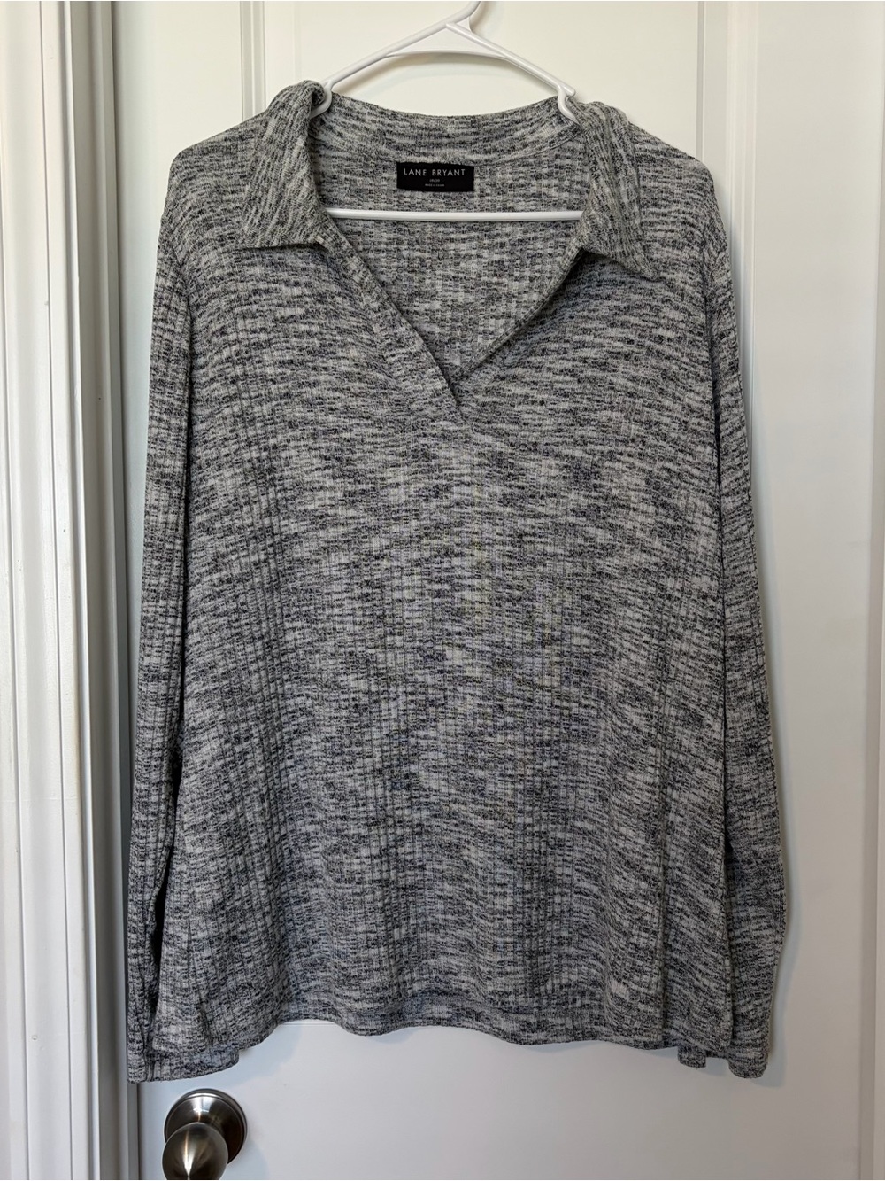 Lane Bryant Gray Marled Open V‑Neck Collar Sweater
Size 18/20